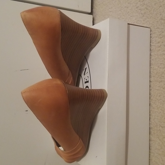 New Tan Wedge Shoe, size 8.5 - Picture 5 of 7